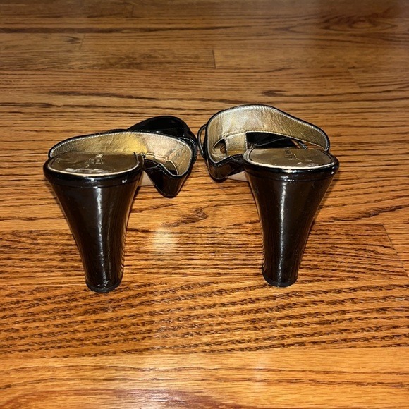 AK Anne Klein Woman’s Black and Gold Heels Size 9.5M - Picture 4 of 7